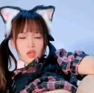 戴着可爱猫耳的小妹，玩恶魔尾巴极限36cm直入体内+[1V-139M]