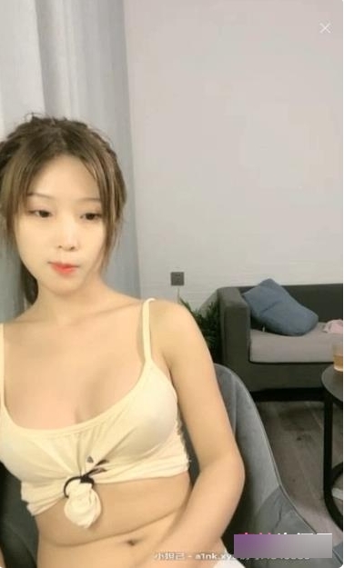 斗鱼艺校学妹(甜心baby)挑战尺度极限,纯白吊带内饱满身材呼之欲出