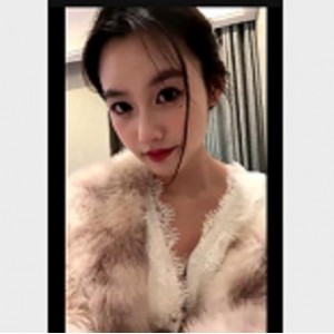 女神小雨儿自拍视频7V-1.6G，素颜化妆全程展示，粉丝必看！