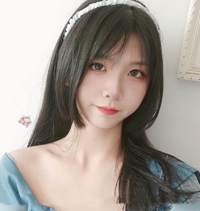 逆天妹子在公共场合光着pp，百度盘转载搬运酸果儿