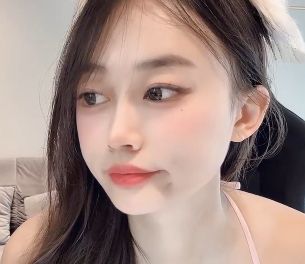 Anan_babe优质妹子新资源，5V+4G视频大罩杯惊艳