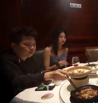 《堕落人Q自拍作品大集合》视频大小1.8G，堪称自拍界经典