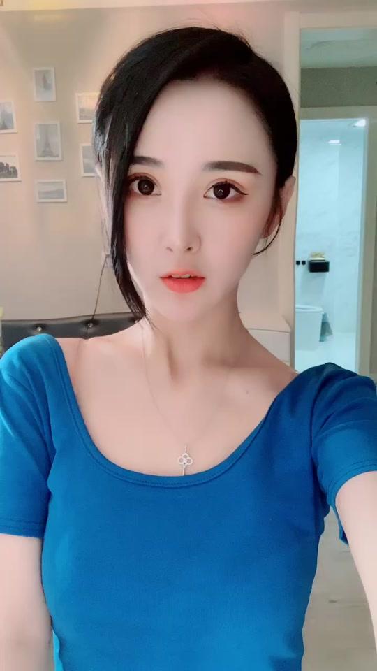 抖音美女青纯KIKI互动游戏直播1V4G,短裙可爱双人秀