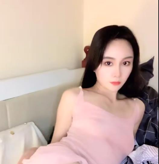 御姐直播真人秀超漂亮熟妇最新合集6V1.8G，气质丰满自拍