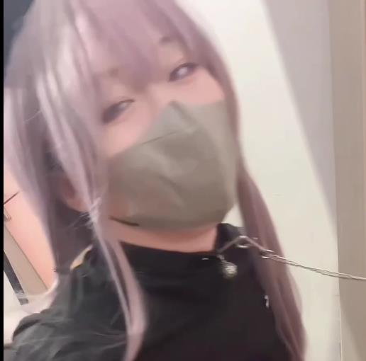 COS漫展甜美星十三猫女最新合集2V1.1G，口罩棒棒糖自拍