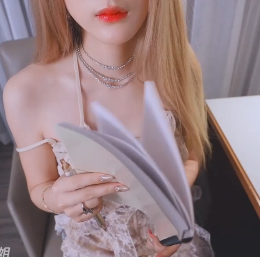 百度反差女神FortuneCuttie合集更新40.5G，收藏1634部，饼弄姐姐与老公好兄弟4