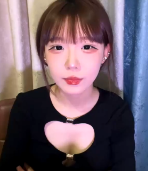 百度盘优质白富美性感女神『yuri』户外SM指教合集3.4G，服装吞金