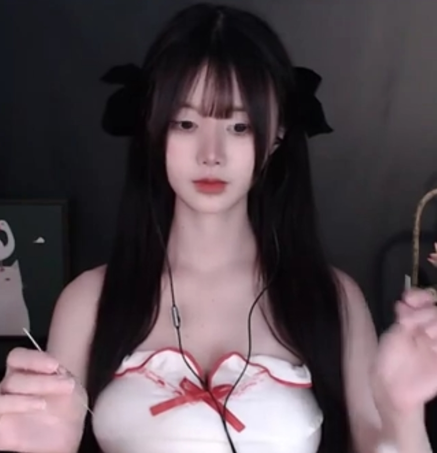 虎牙萌夏茉福利视频合集13部规模不明，专业Coser姐姐好凶！