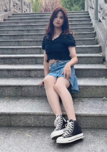 推特小薰户外释放合集1V950MB太会玩