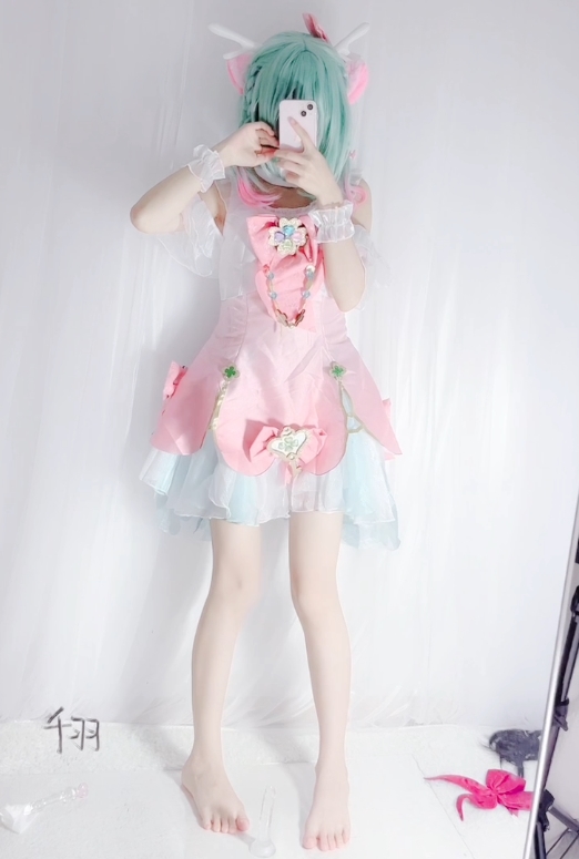 推文小灵酱私拍20部2G娇嫩欲滴