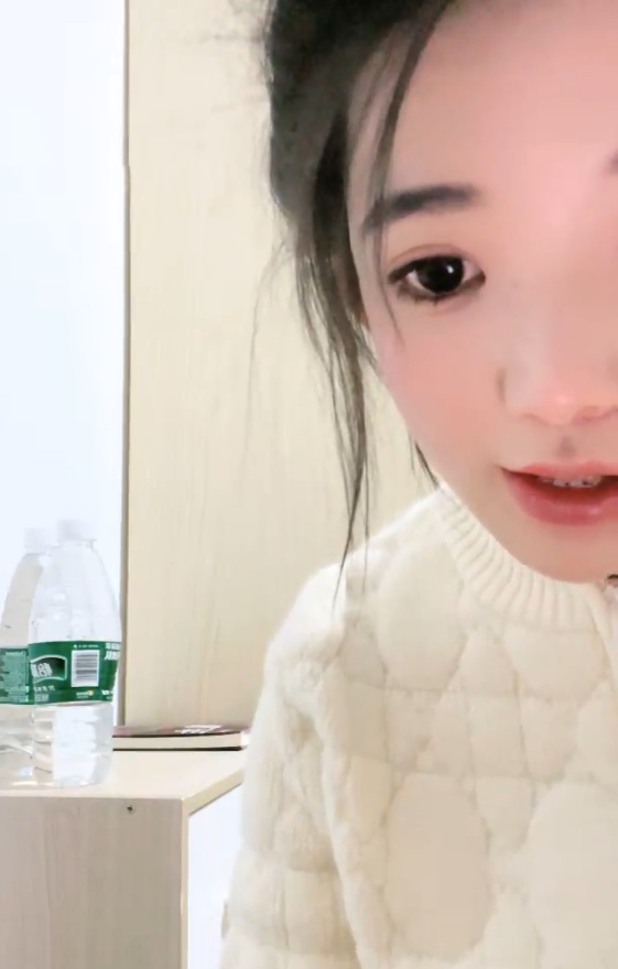 大二妹妹宿舍直播30部50.4G豪放表演
