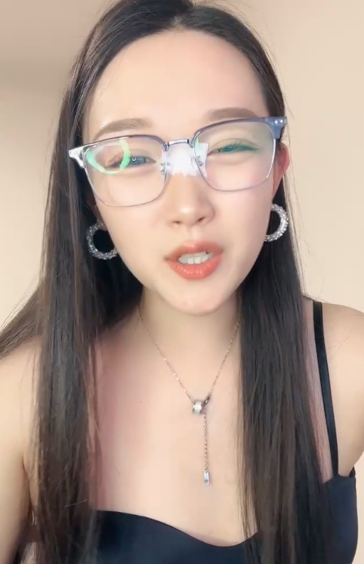 眼镜御姐妹子叭嗦57v合集48.6g太带劲了