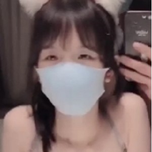 嫩模小悠车展私房丝袜诱惑2V1.75G凹凸曲线